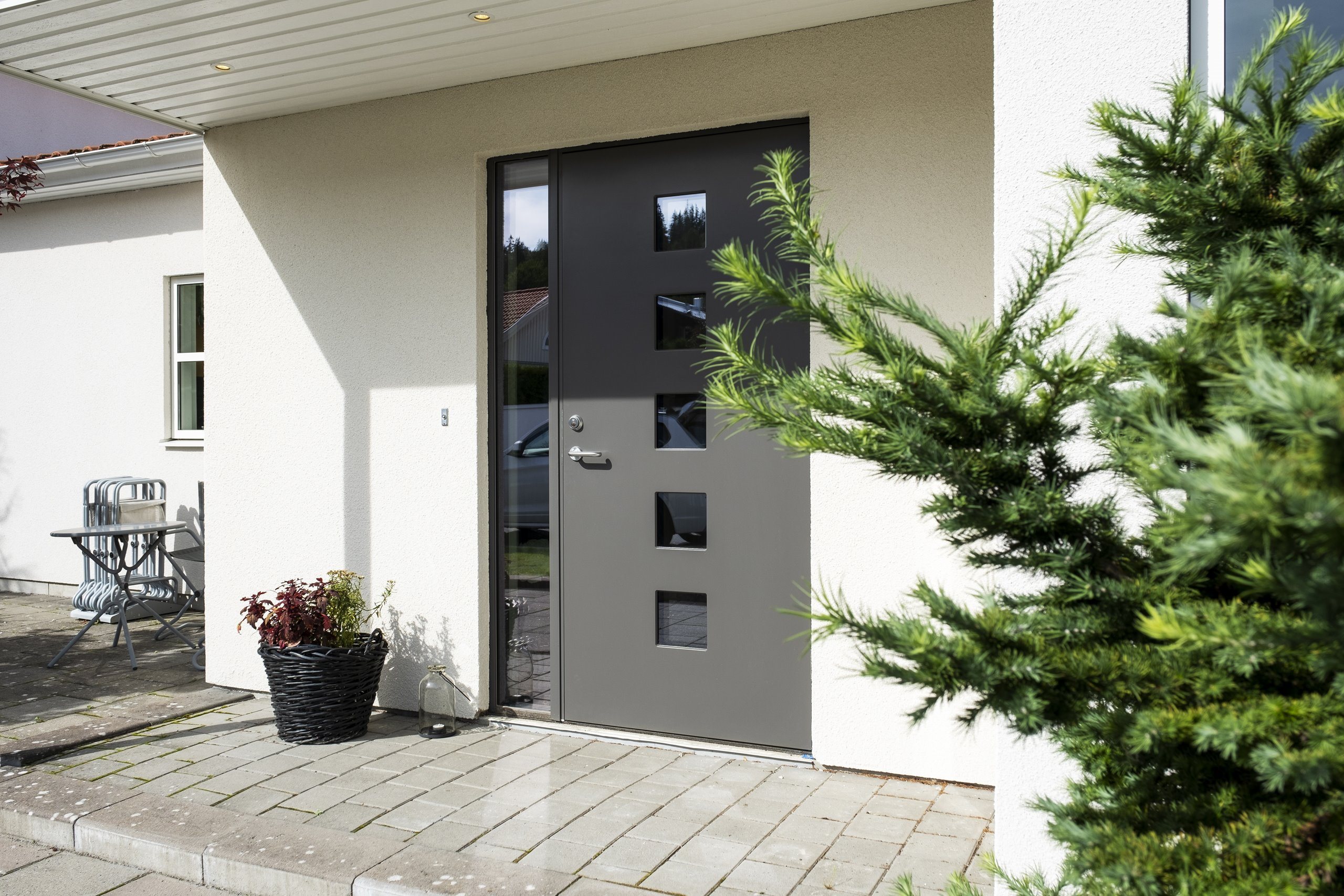 JW-Exterior-Door-DICE-ECO-with-Sidelight-ECO-Gray-in-white-stone-house